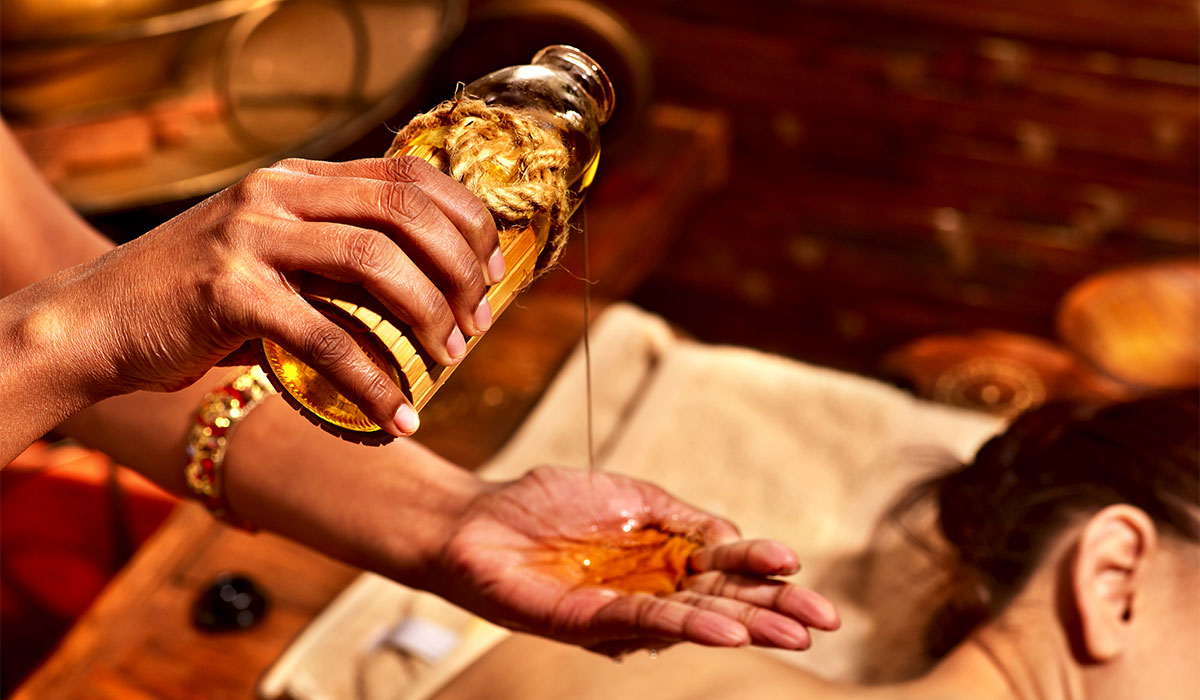 Massage ayurvédique à l'huile chaude
